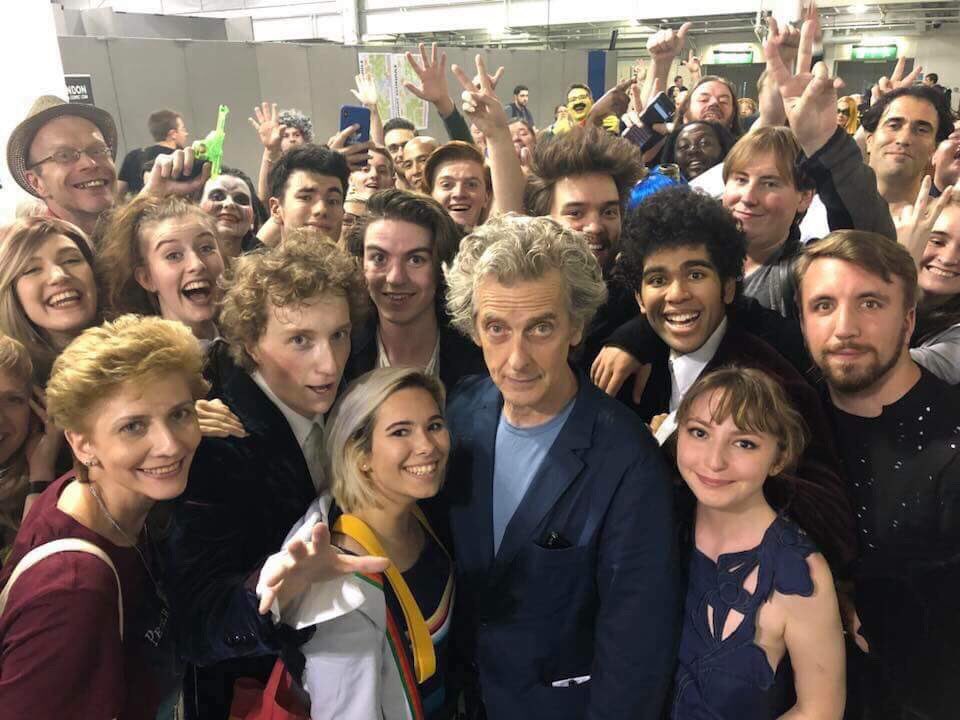 brinatello's tweet photo. #FlashbackFriday (July 28, 2018): Wonderful memories for many #DoctorWho fans with #PeterCapaldi (#TwelfthDoctor ๐๐ธ) at @Showmasters. Credits: Sarah Louise Baggot, @woodendoor, Rich Nelson Photography, and Hayden and Ruby-Sue Adventures (https://t.co/ShxYh28f7i) #LFCC2018 #LFCC https://t.co/2byUG8SMem