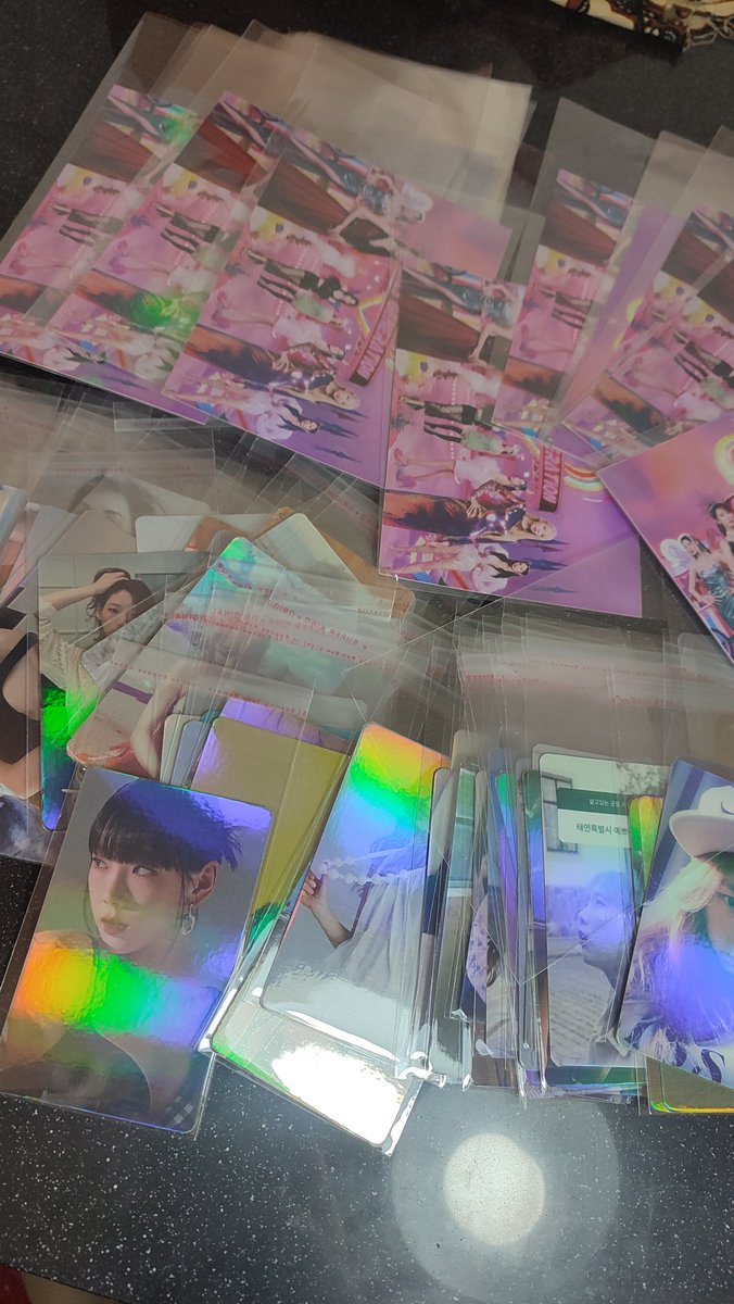 seokjixnn's tweet photo. Holo photocard https://t.co/kvFUpNEef2