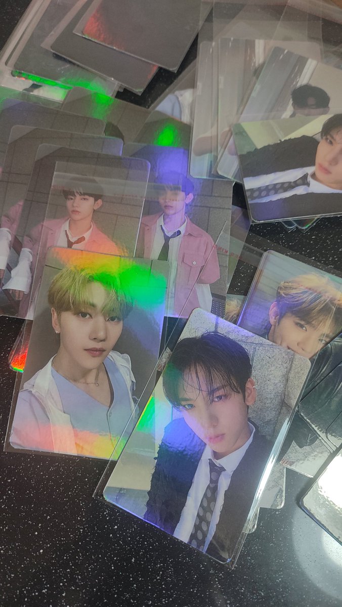 seokjixnn's tweet photo. Holo photocard https://t.co/kvFUpNEef2