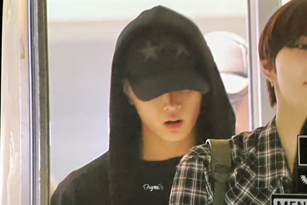 jungwonprince's tweet photo. O JAY??!!?!?! mano ou todo mundo ficou louco e ta vendo coisas ou ele realmente pintou o cabelo de uma cor clara........ https://t.co/xbrmA2tL4V