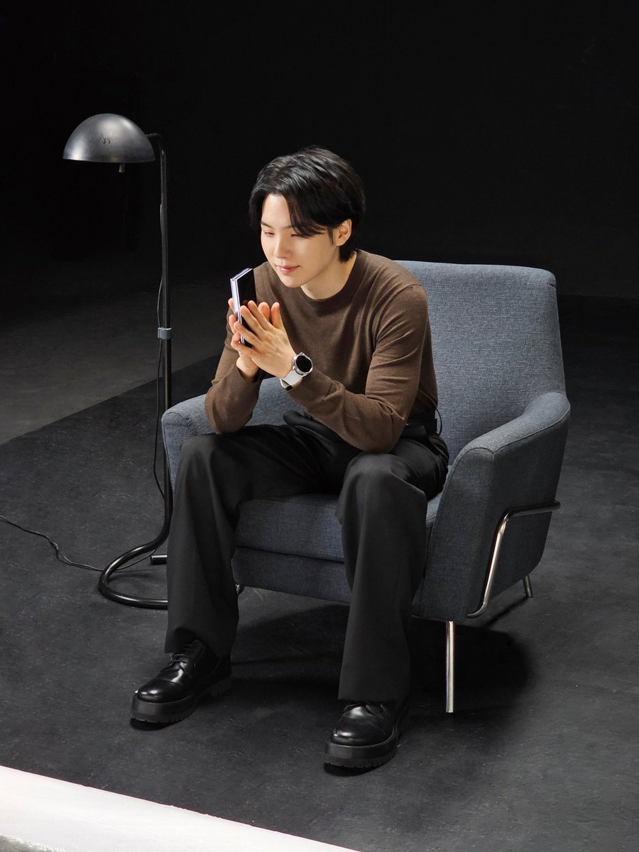 Let’s #JoinTheFlipSide with #GalaxyZFold5 – writing lyrics on the go never seem this effortless.