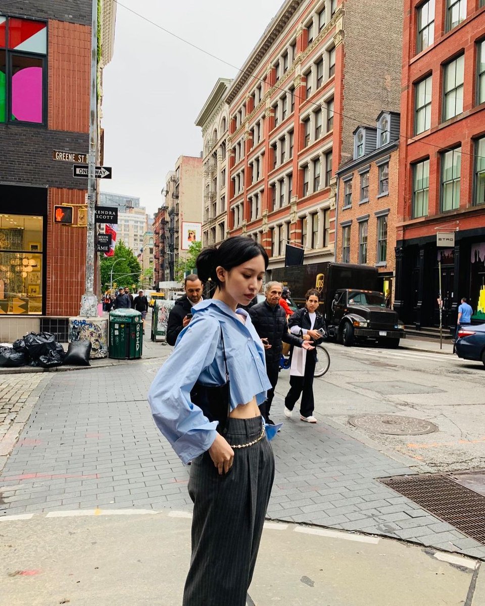 MinaeIle's tweet photo. In a world where conformity often casts a shadow upon individuality, she stands tall. With her hair, a blend of wild and artful casually tucked behind her ears in perfect disarray, she navigates the world with chilling ease, despite the city's pulse thrumming around her. https://t.co/wujf9PagSM