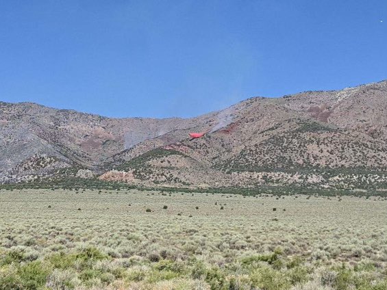 UtahWildfire's tweet photo. #BettridgeFire is currently 329 acres and has reached 10% containment. Minimal fire behavior this morning but strong &amp; gusty winds are predicted in the area this afternoon. Resources working to contain the fire include 1 helicopter, 8 fire engines, and 2 dozers. https://t.co/r6x0Bczbh1