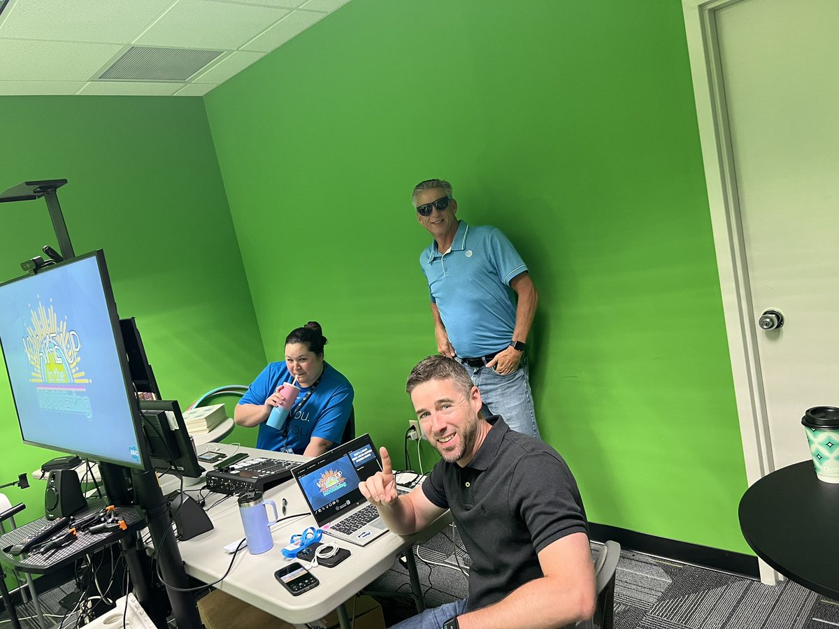 KattiaS_Ramirez's tweet image. Awesome time co-hosting WUITM witj @AlyssaMoore_12  and a behind the scenes pic of Our Ops team doing what they do best!! @KAMOkonnects #WinMOORE