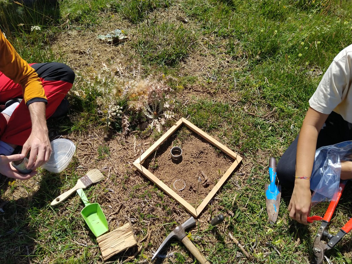 EPSunizar's tweet photo. Nuestros #edafólogos, capitaneados por el profesor Badía, están estos días haciendo trabajo de campo, muestreando suelos por Asín de Broto, en la comarca de #Sobrarbe.

#AsíndeBroto
#muestreodesuelos
#edafología
#edafólogos
#suelos https://t.co/1sTHxcgnlD