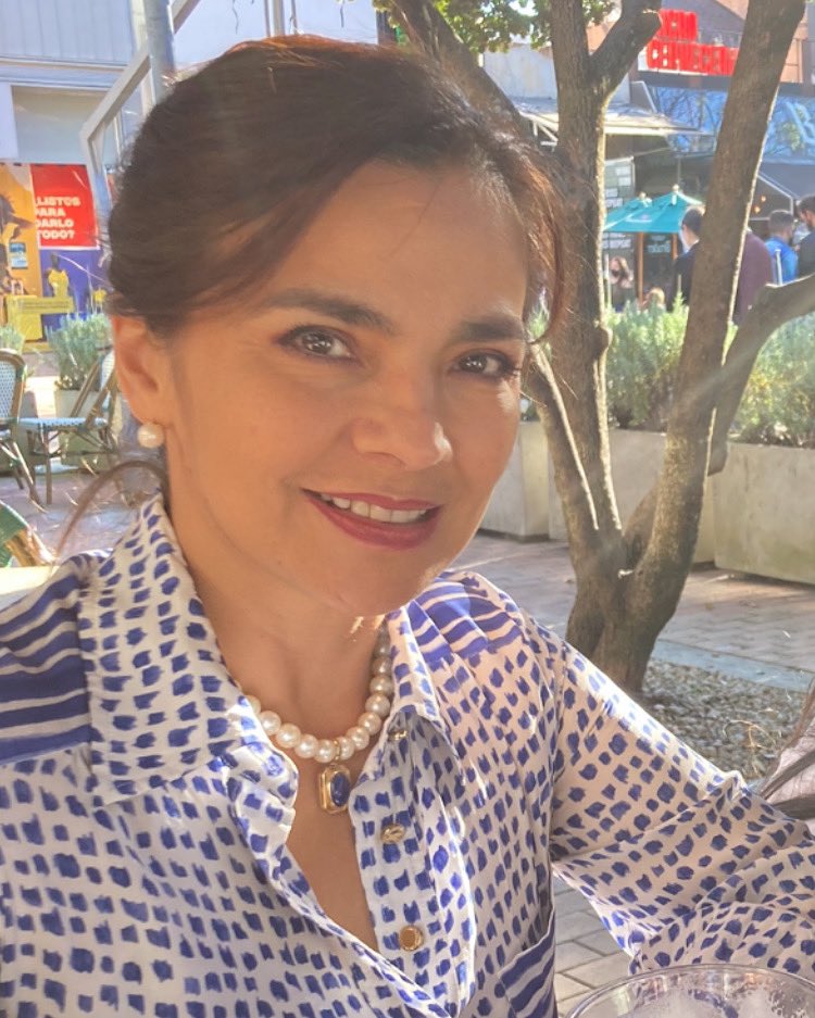 CesarPerezVivas's tweet photo. Hoy arriba a un año más de vida mi amada esposa @gennymorales,. Damos gracias a Dios por la fortuna de contar con su amor y entrega, por la familia forjada al calor del amor, por los días de alegría y de tristeza vividos. Feliz Cumpleaños Genny, que sean muchos más los que el padre eterno nos conceda.