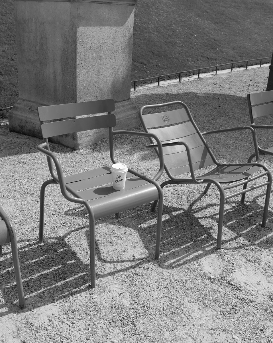 Un bon café dans le jardin
#coffeetime #coffeelover #coffeeaddict #coffeeinparis #parisiancoffee #pariscoffee #jardindestuileries #parisianchic #parisvibes #parisfoodie #parismood #minimalstyle #minimalaesthetic #jardin #blackandwhitephotography #cafekitsune #kitsuné