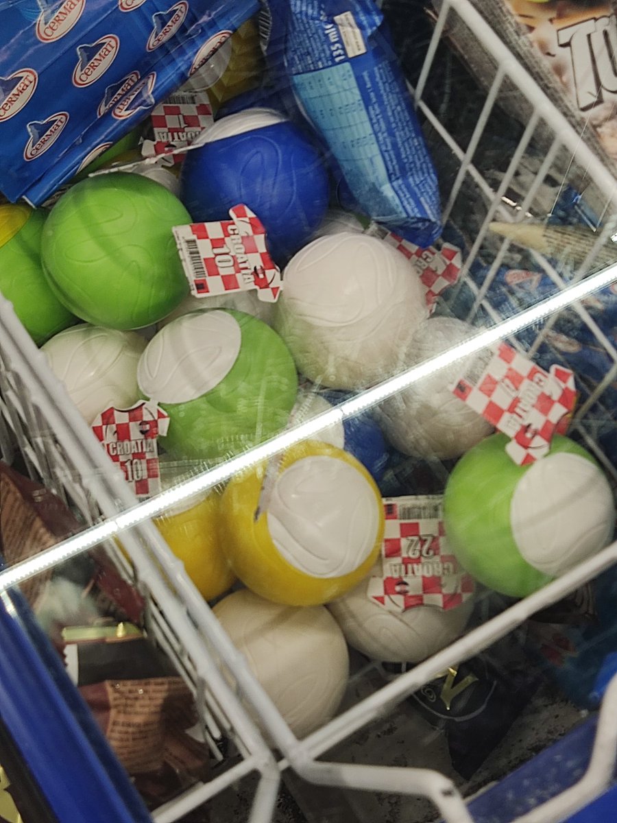 MiljanicDragana's tweet photo. Да ли је некоме познато зашто се у Веру продају ови сладоледчићи, сви са бројевима хрватске репрезентације у нечему (ваљда у ногомету)? https://t.co/tMBo9VSy4j