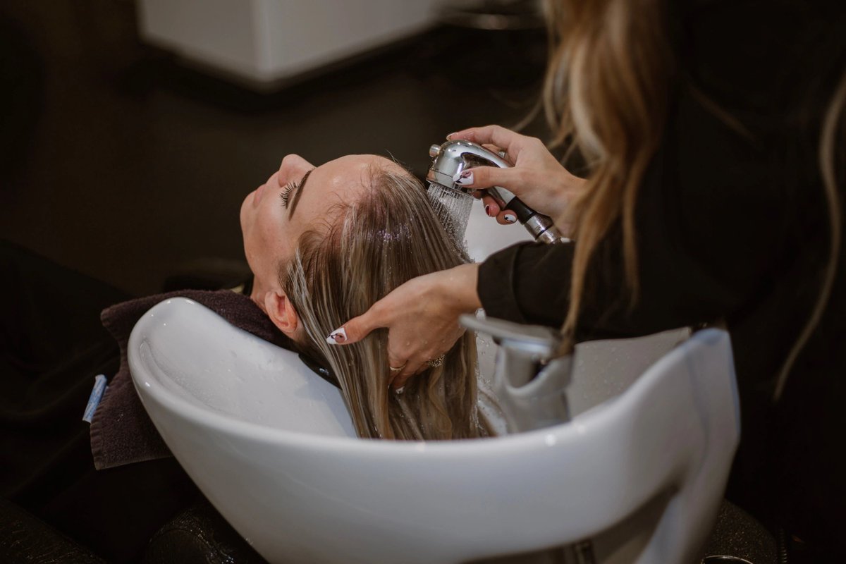 MariasSalonNJ's tweet image. Looking for a way to keep your hair healthy and shiny? Try using a deep conditioning treatment once a week. This helps nourish your hair and prevent breakage. #MariasSalon #manicure #CutAndColor #salon #LocalBusiness