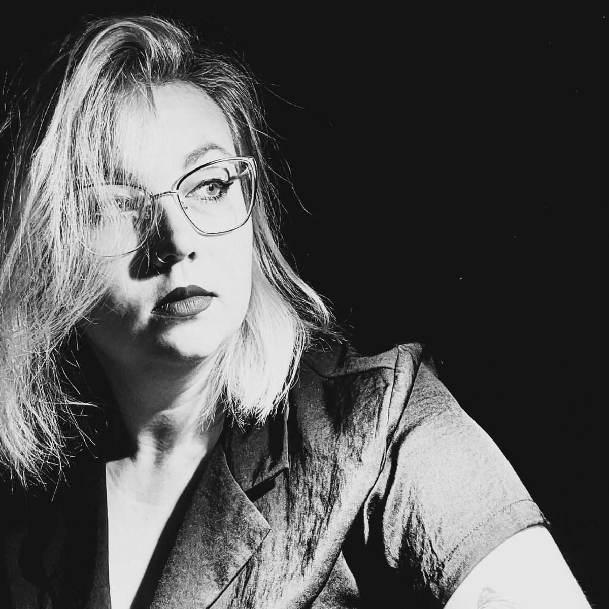 HallowedInBlack's tweet photo. Introducing: Dars

This guitarist and vocalist is... Insane

I cling onto my memories like they will fill my lungs with more air to breathe. 

Still figuring shit out, 26, love my silly little guitars a normal amount (not)

#hallowedinblack https://t.co/gapftqmZuk