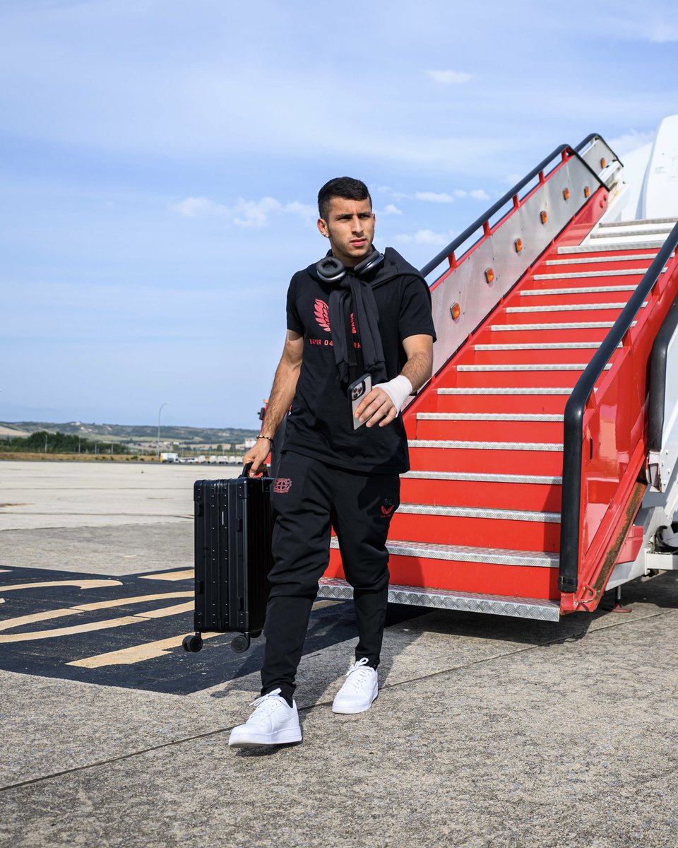 bayer04fussball's tweet photo. Willkommen in Spanien, Männer! 🇪🇸
🔜 #RSCB04 | #Bayer04 | #Werkself | #leav_aviation | #beLEAVer https://t.co/5D1PUgZfHx