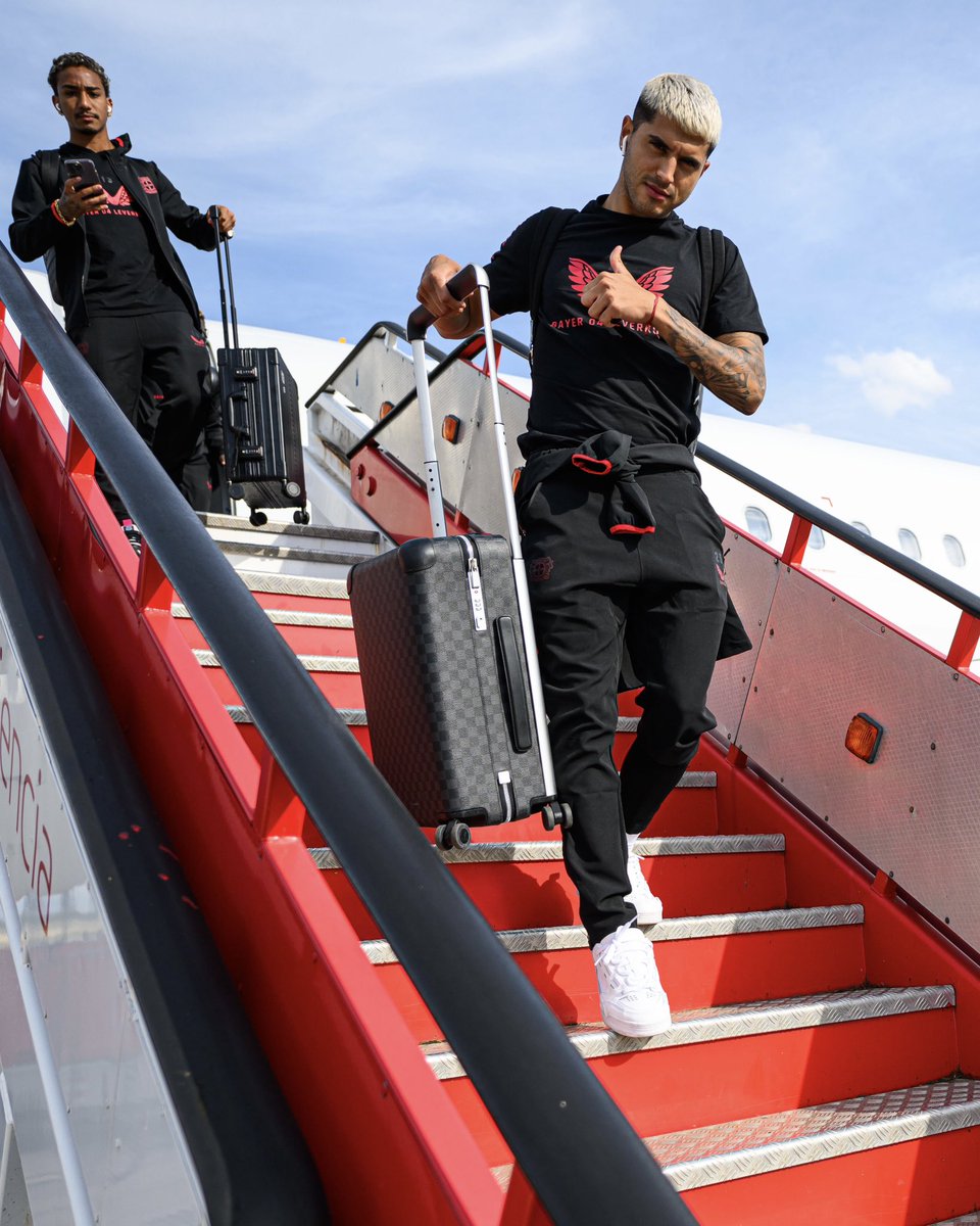 bayer04fussball's tweet photo. Willkommen in Spanien, Männer! 🇪🇸
🔜 #RSCB04 | #Bayer04 | #Werkself | #leav_aviation | #beLEAVer https://t.co/5D1PUgZfHx