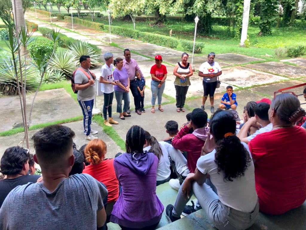 MeyvisEstevezE's tweet photo. Ya estamos en Campamentos de #VeranoConAmor, forma parte de esta linda experiencia. #UnaMejorJuventud @DiazCanelB @DrRobertoMOjeda @aylinalvarezG https://t.co/dDxqv5NTBt