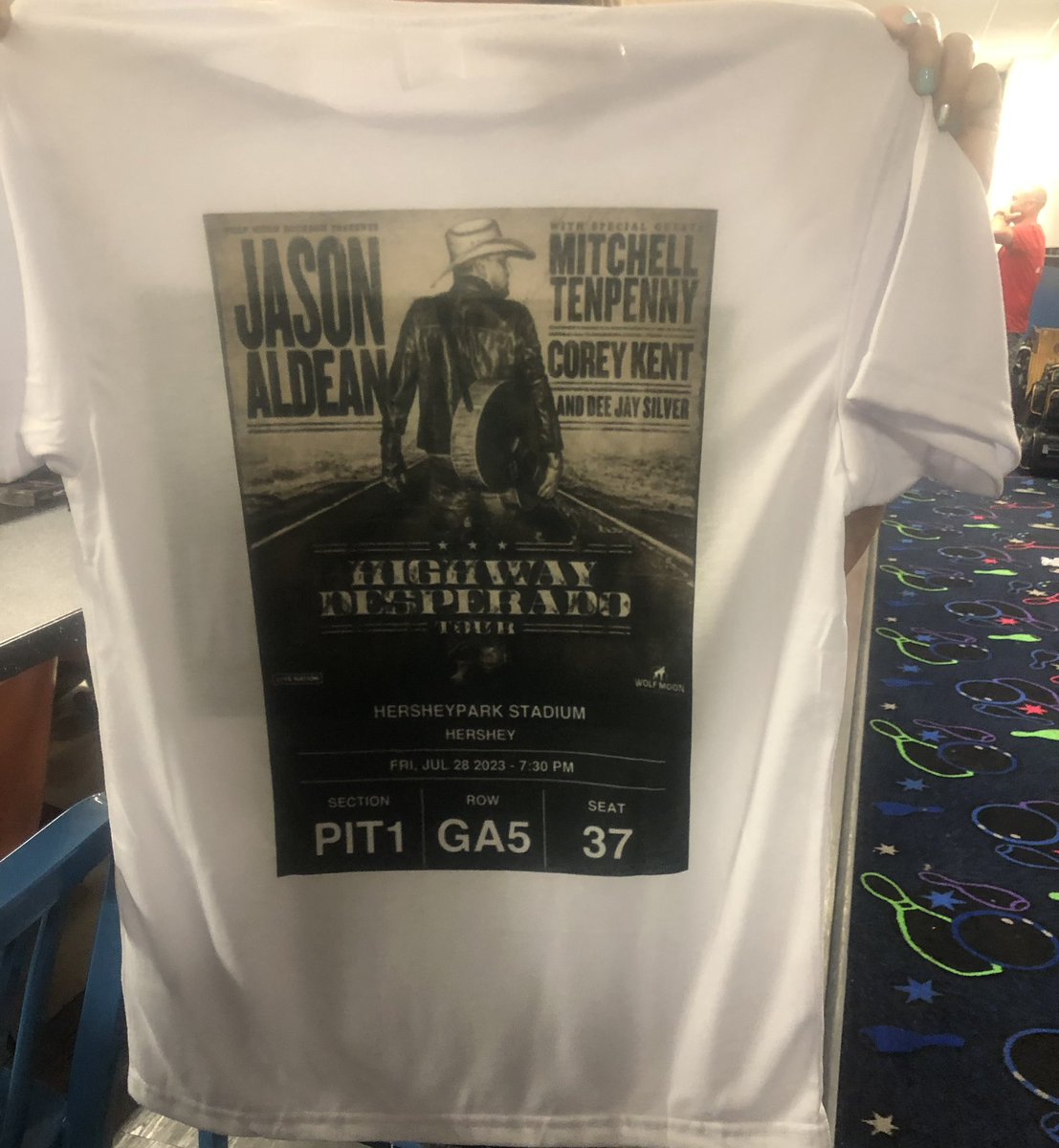 Andy_Green2004's tweet photo. 1:00pm First in line for @Jason_Aldean &amp; @m10penny #HighWayDesperadoTour @HersheyparkStdm #WeBack #TryThatInASmallTown  #AldeanArmy @JasonAldeanFC https://t.co/QlKcHvdDP5