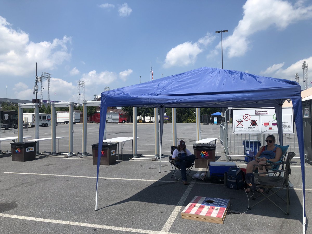 Andy_Green2004's tweet photo. 1:00pm First in line for @Jason_Aldean &amp; @m10penny #HighWayDesperadoTour @HersheyparkStdm #WeBack #TryThatInASmallTown  #AldeanArmy @JasonAldeanFC https://t.co/QlKcHvdDP5