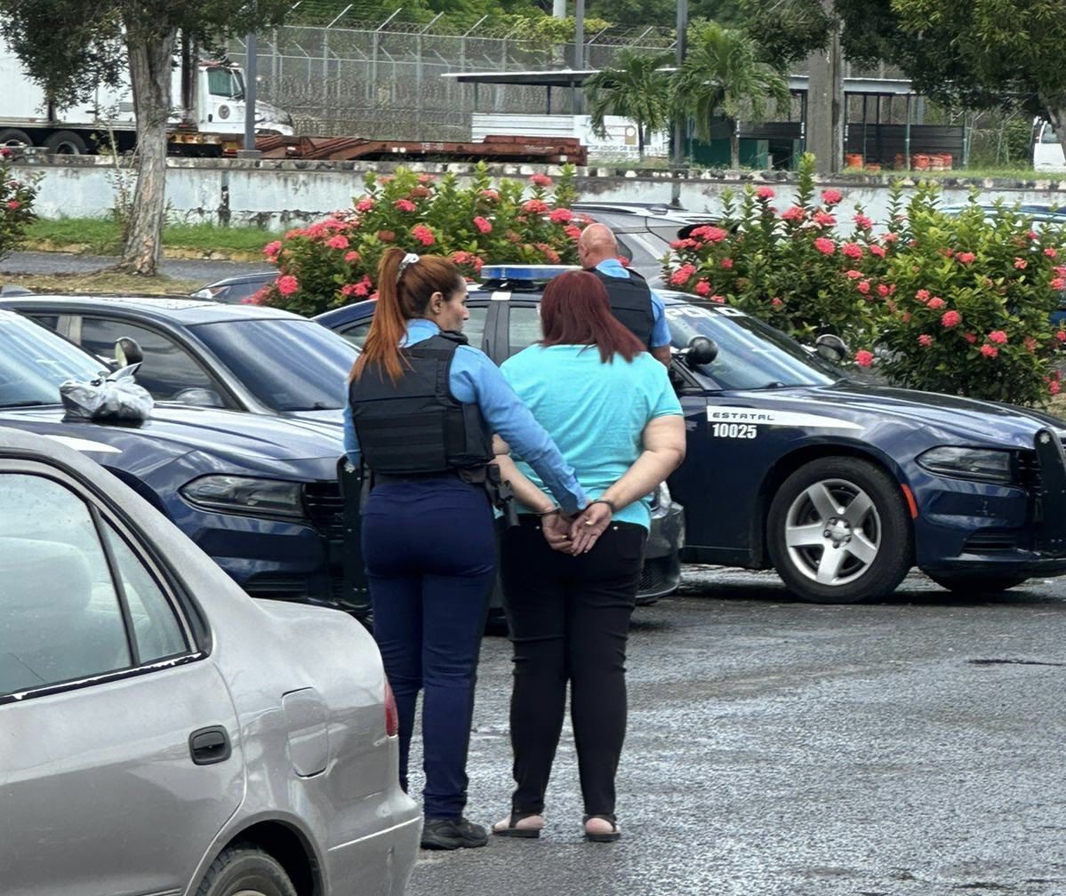 prsecorreccion's tweet photo. Hoy se arrestó a Mercedes A. Beato Gil por entrada de contrabando en la Institución Bayamón 501. Los oficiales correccionales en el registro se percatan de contrabando oculto en las suelas de las tennis. Beato Gil fue llevada ante el tribunal para radicación de cargos criminales. https://t.co/nJ6Eg7X9Nz