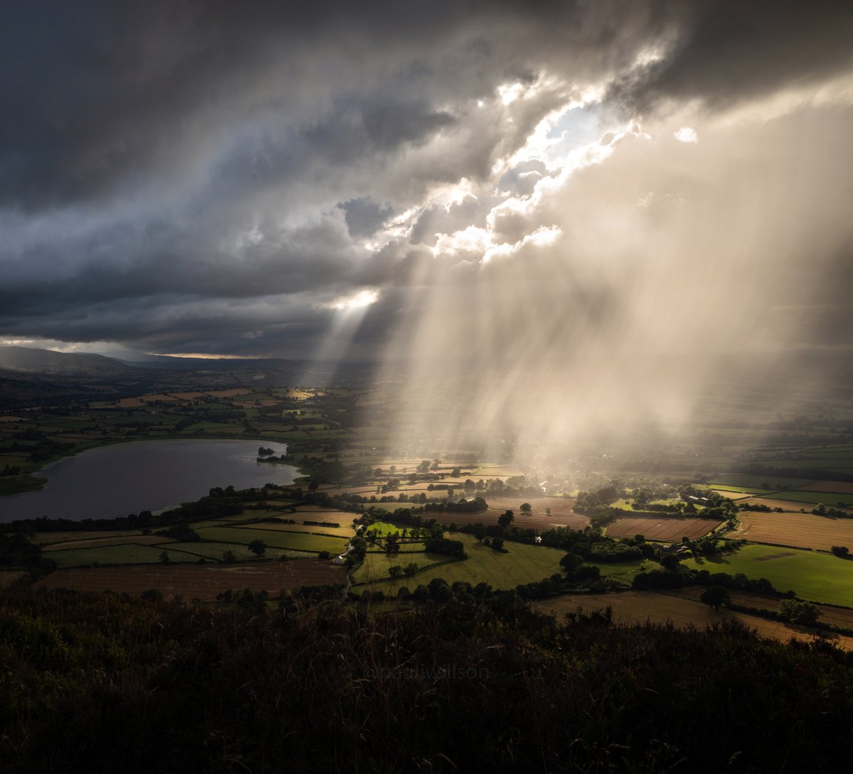 Incredible light over Llangorse
#llangorse #wales #bannaubrycheiniog