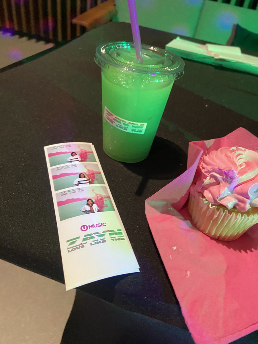 wonderchanges's tweet image. Snacks, Photo Booth and they’re making us custom shirts 🥺 #zaynpopup