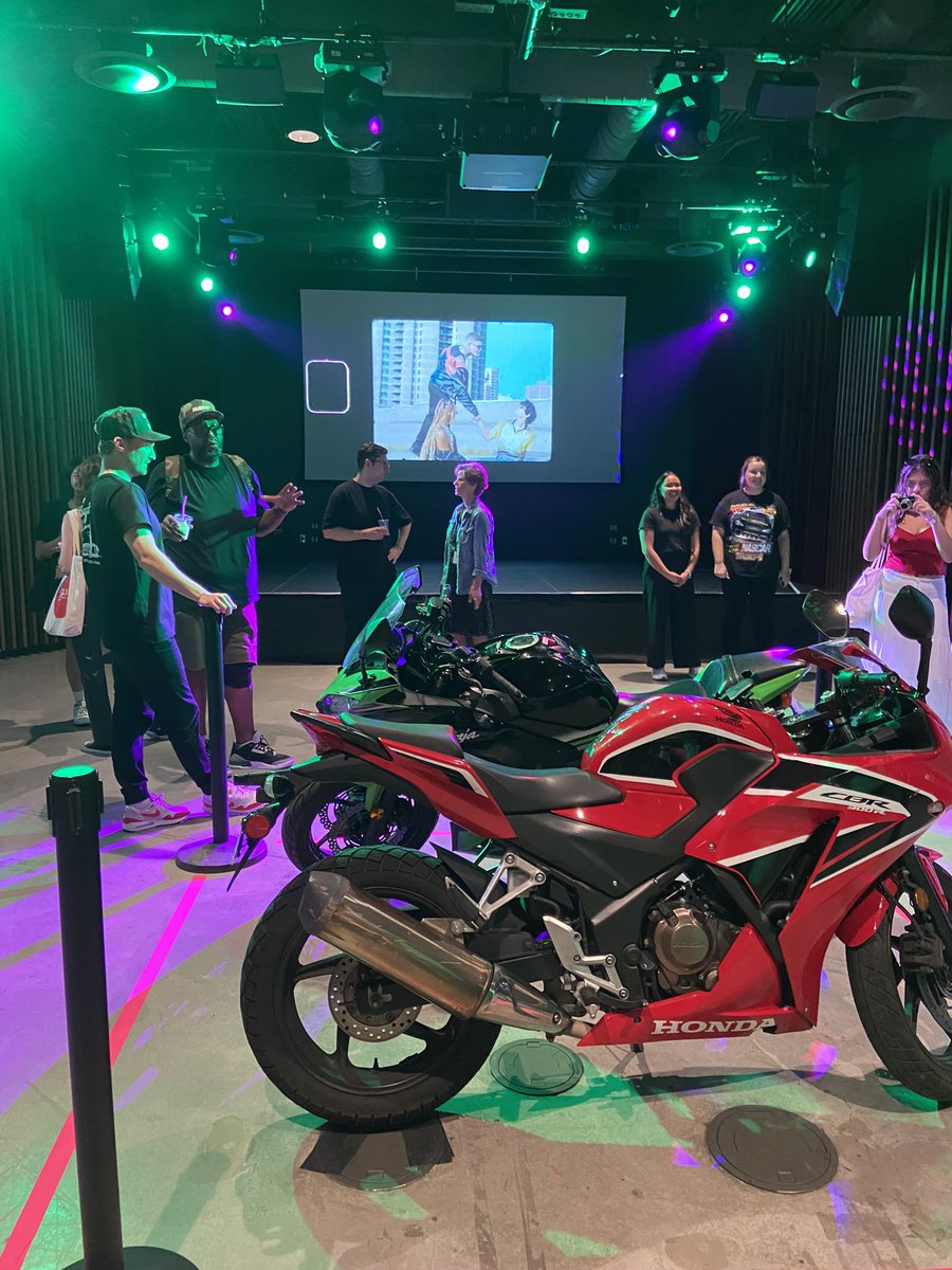 wonderchanges's tweet image. Snacks, Photo Booth and they’re making us custom shirts 🥺 #zaynpopup