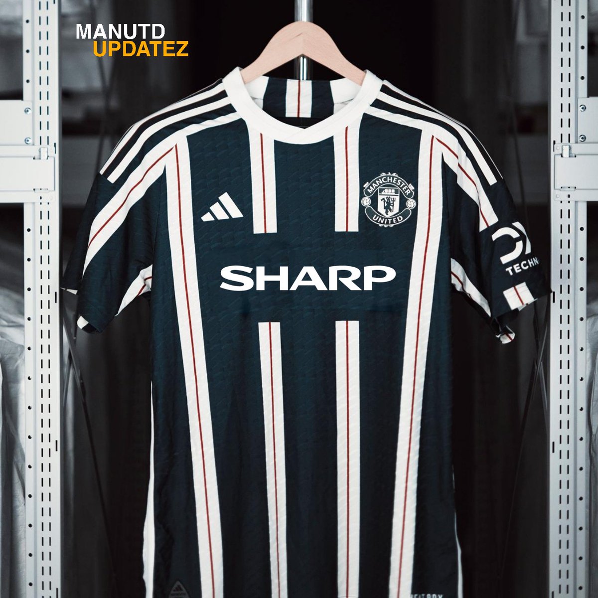 ManUtdUpdatez's tweet photo. New Shirt, Previous Sponsors! 
Which are you taking? 

#mufc https://t.co/HXAO2yJEw2