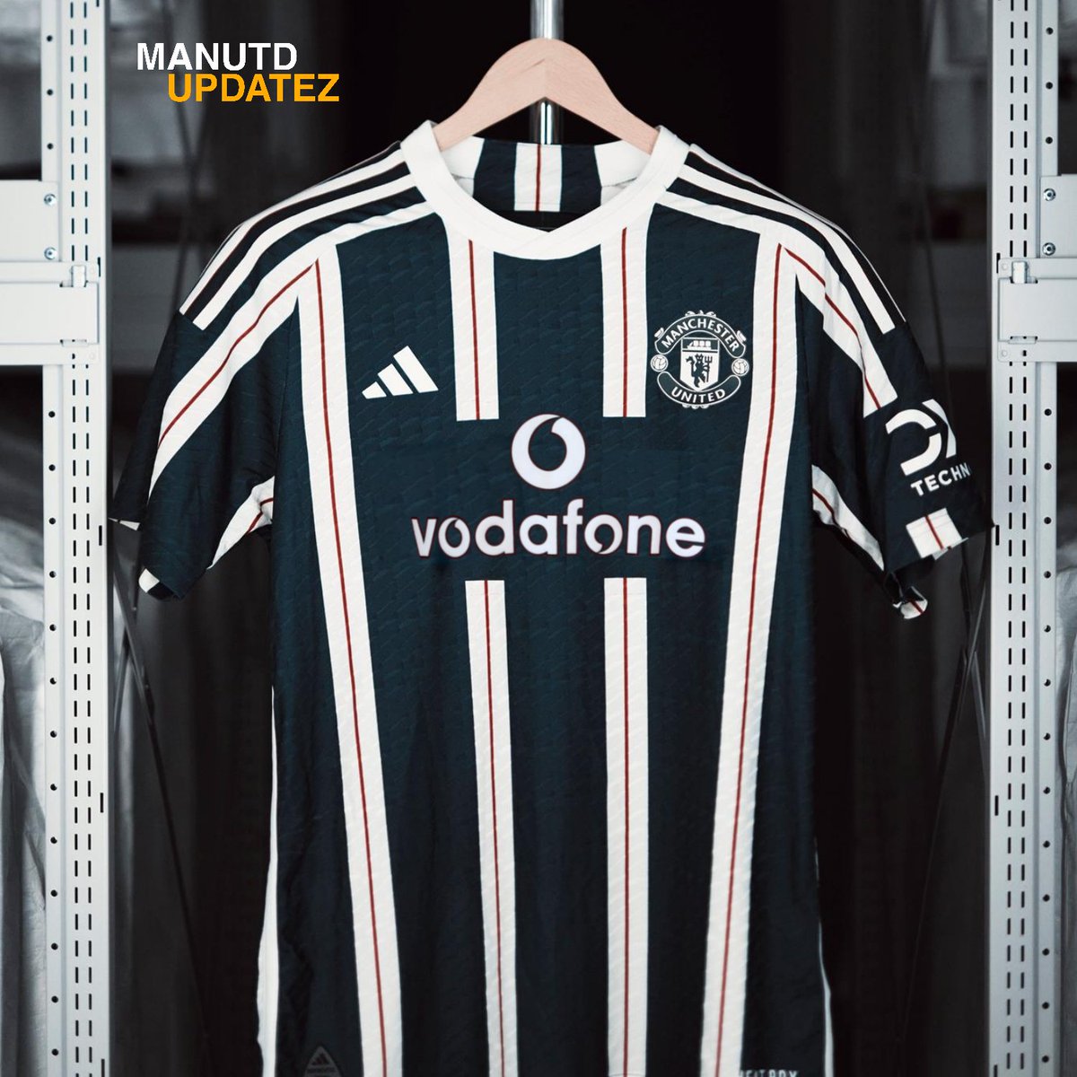 ManUtdUpdatez's tweet photo. New Shirt, Previous Sponsors! 
Which are you taking? 

#mufc https://t.co/HXAO2yJEw2