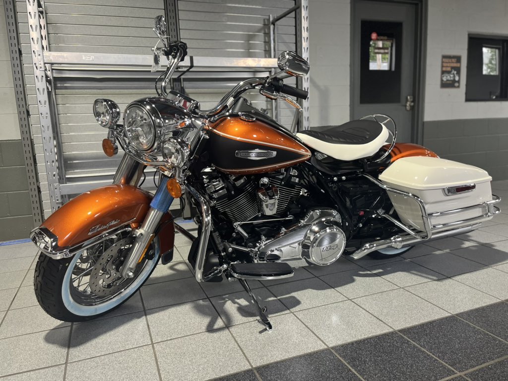 HDofWV's tweet photo. It’s hot and keeps getting hotter 🔥🥵

The 2023 Electra Glide Highway King in Hi-Fi Orange and Birch White 🤩 https://t.co/fUdAZDS4m3