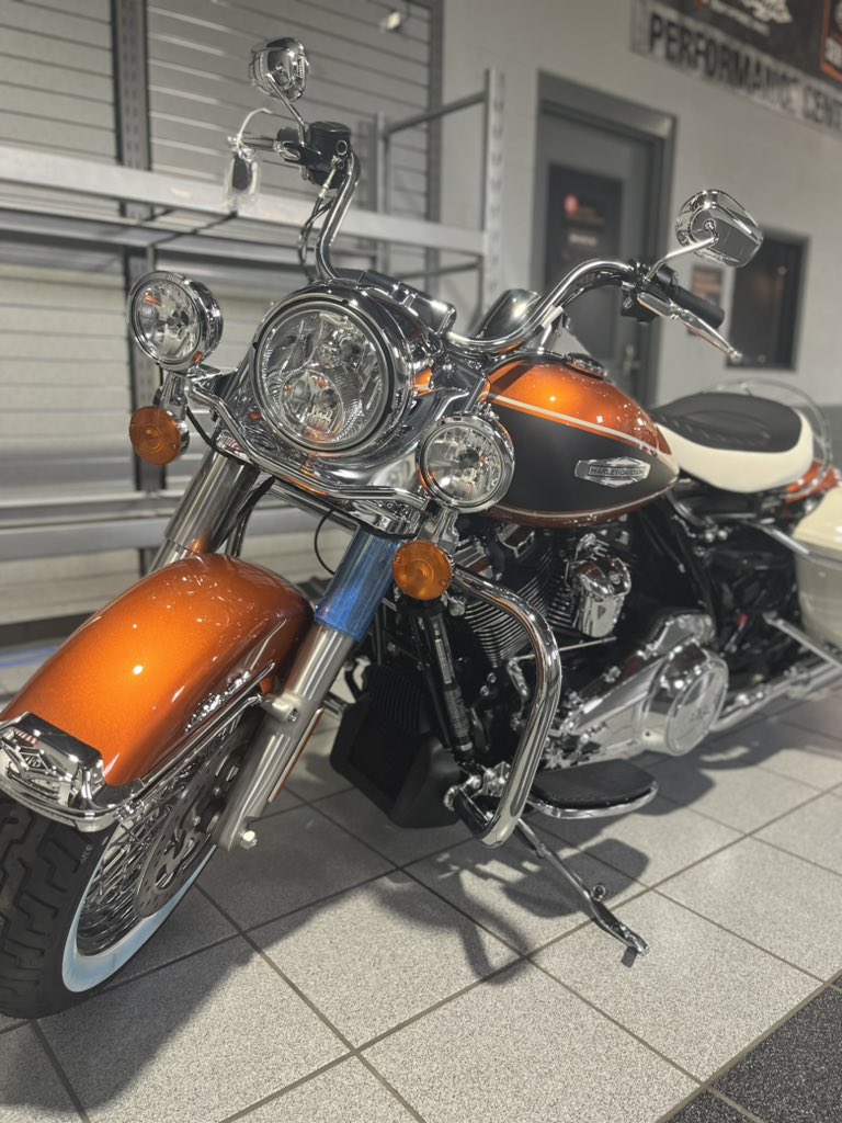 HDofWV's tweet photo. It’s hot and keeps getting hotter 🔥🥵

The 2023 Electra Glide Highway King in Hi-Fi Orange and Birch White 🤩 https://t.co/fUdAZDS4m3