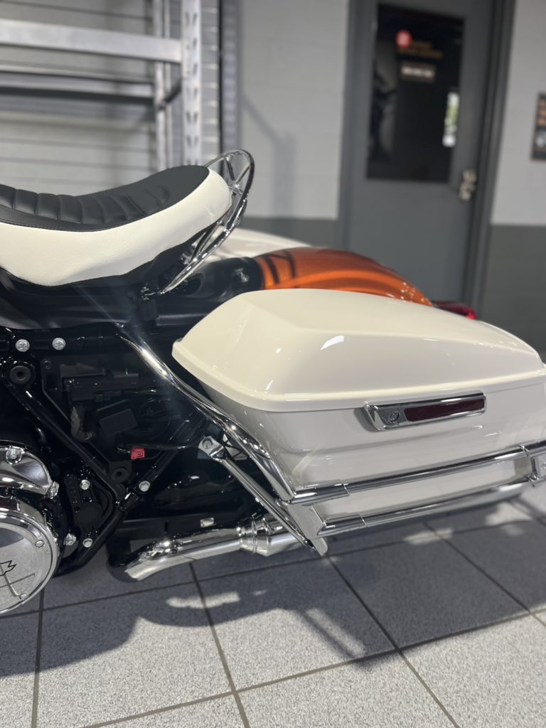 HDofWV's tweet photo. It’s hot and keeps getting hotter 🔥🥵

The 2023 Electra Glide Highway King in Hi-Fi Orange and Birch White 🤩 https://t.co/fUdAZDS4m3
