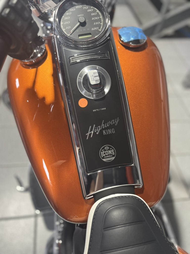 HDofWV's tweet photo. It’s hot and keeps getting hotter 🔥🥵

The 2023 Electra Glide Highway King in Hi-Fi Orange and Birch White 🤩 https://t.co/fUdAZDS4m3