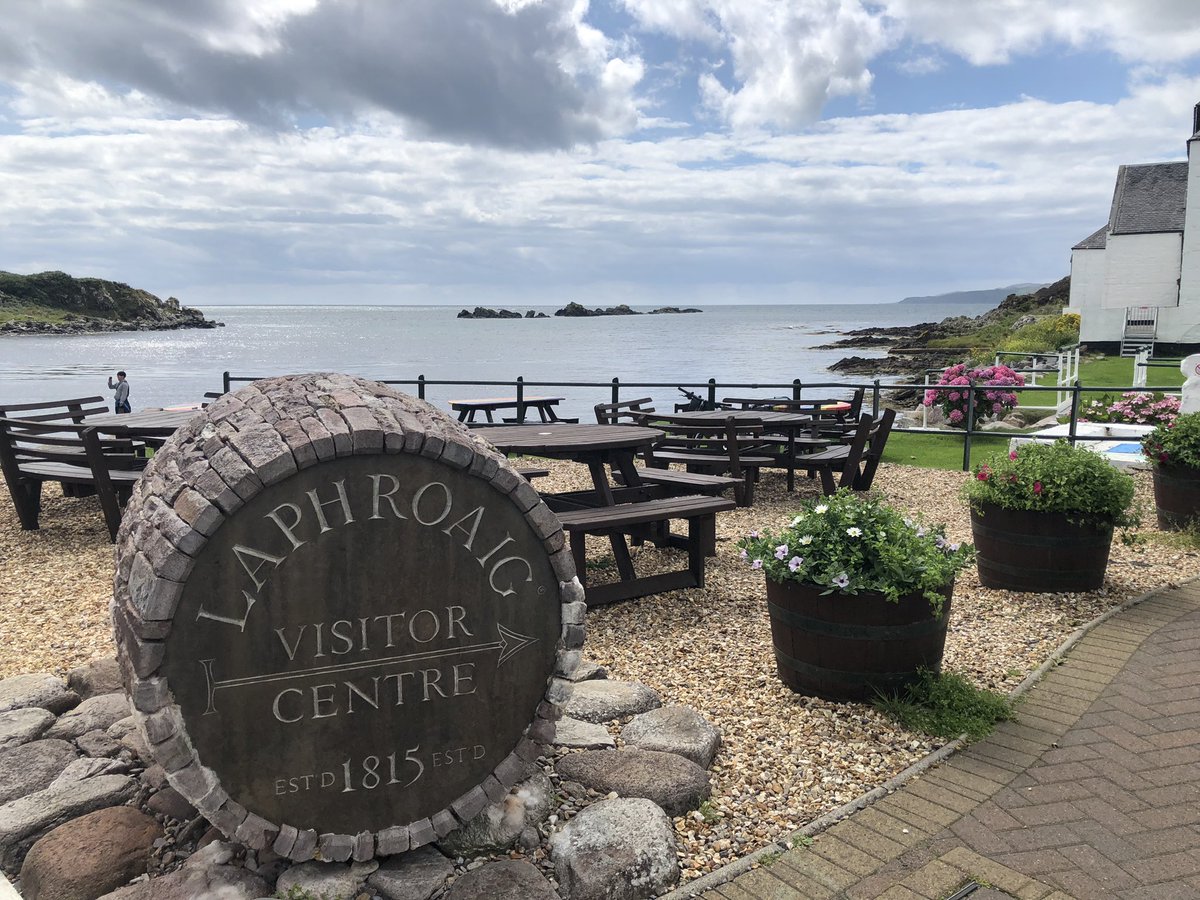 MacDomhnall's tweet image. Dramming at #laphroaigdistillery #islaysinglemaltscotchwhisky #isleofislay 🥃🏴󠁧󠁢󠁳󠁣󠁴󠁿
