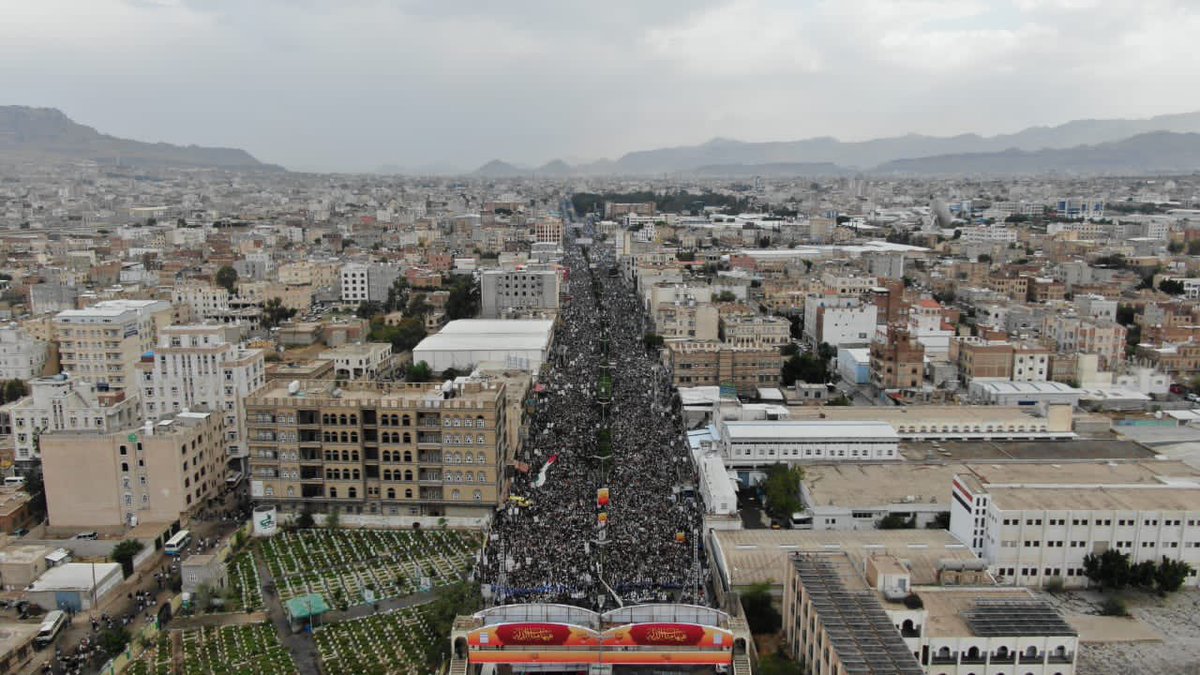 A_Aljermozi0's tweet photo. بعد 9 سنوات كربلائية خرج اليمنيون ليرسمون هذه اللوحة الحسينية البديعة تسابقهم إليها قلوبهم الهائمة بعشق الحسين وعقولهم المستلهمة للدرس الذي بذل الحسين عليه السلام دمه الزاكي لكي يقدمه لنا ونستوعبه ونمضي عليه في مقارعة المجرمين والطغاة مهما كانت قوتهم ومهما كان الثمن.

#عاشوراء https://t.co/DkcCqtzRLj