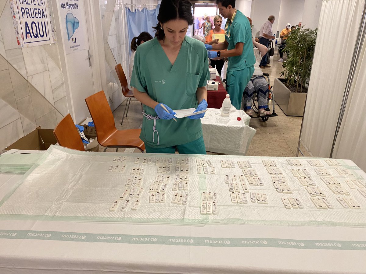 ali_lzlp's tweet photo. Gran participación de profesionales sanitarios, no sanitarios, pacientes y acompañantes de todas las edades en nuestra campaña #zerohepatitis. Muy contentos con la gran acogida y con el elevado número de test realizados. A seguir trabajando 💪 https://t.co/iojRzr6Wps