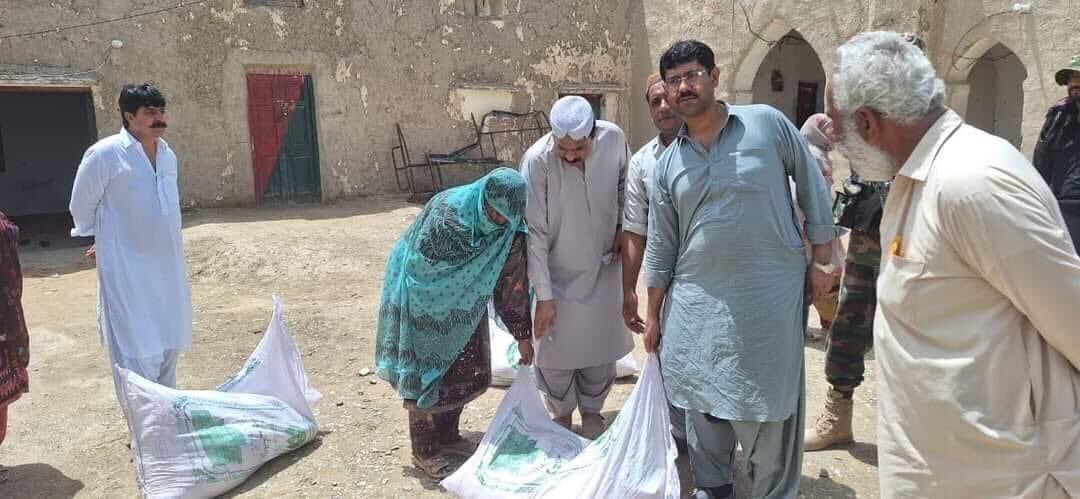 MariaAriff's tweet photo. پنجگور پسکول ندی کے عین درمیان قبضہ گروپ نے ایک بند بنا کر سیلابی پانی کا راستہ شہری آبادی کی جانب موڑ دیا جس سے سریقلات تسپ میں کئی کھچے گھر سیلاب کی زد میں ائے ضلعی انتظامیہ ندی پر قابض مافیہ کے خلاف ایکشن لینے کے بجائے غریب متاثرین کو آٹا دے کر جان چھڑانے لگا۔
@dpr_gob https://t.co/i7vKRvWDDi