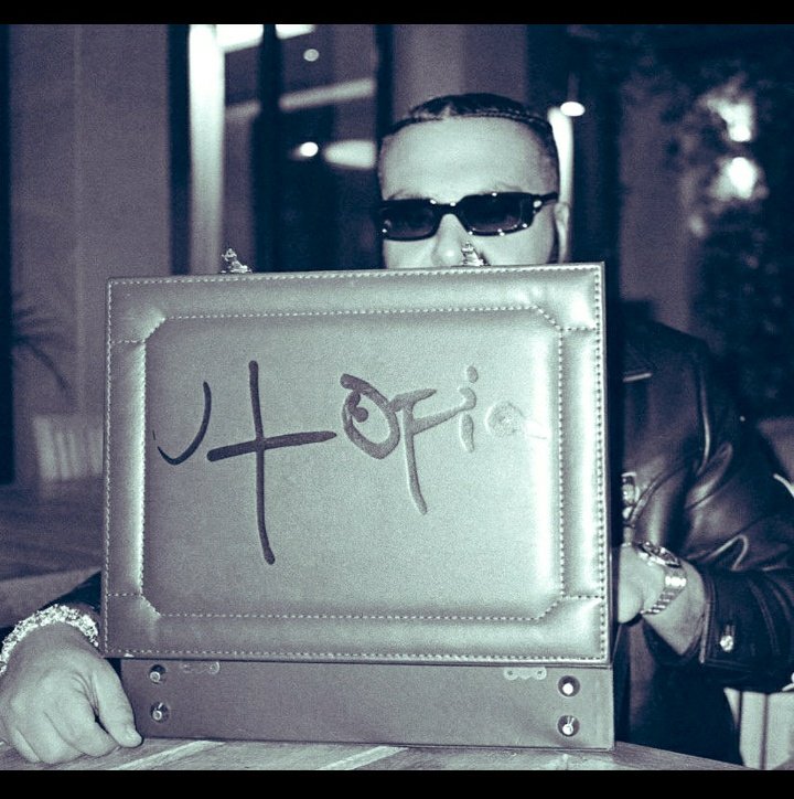 8/10 love u travis ❤🥰😍