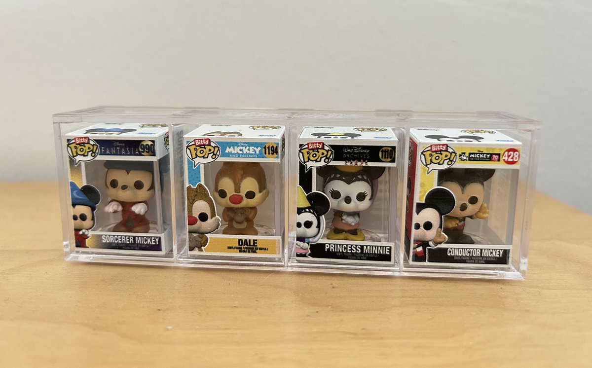 NyssalNarie's tweet image. Pues… al final han caído unos mini funkos de estos 👉🏻👈🏻 No he podido resistirlo al ver a Mickey mago 🤭
Y encima, el mystery funko ha sido Mickey director 🥹
#Funko #FunkoPop #BittyPop
#Disney #Mickey