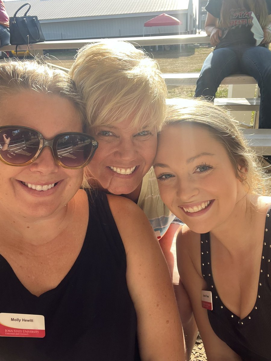 Molly Hewitt tweet media