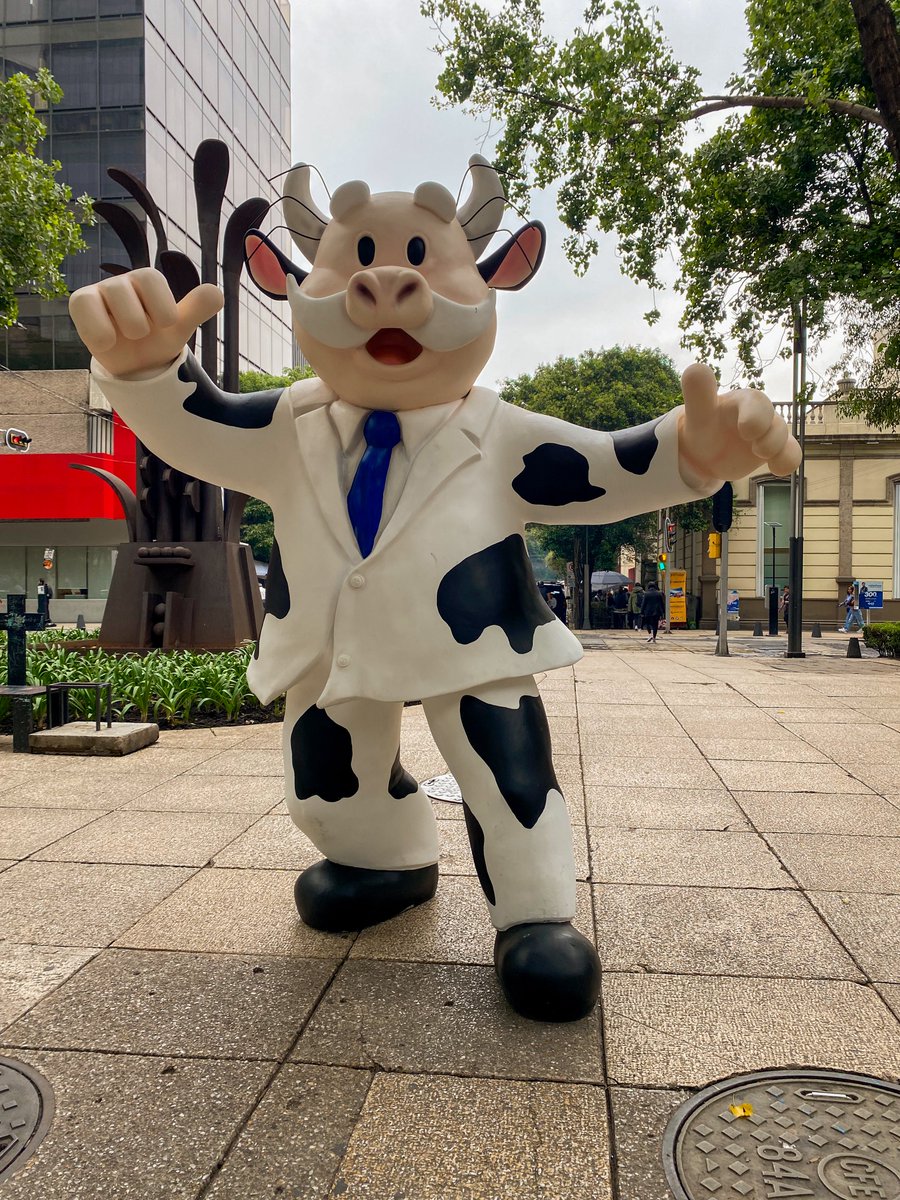 DONDEIRweb's tweet photo. ¿No has ido? Lánzate a ver las vaquitas más divertidas y coloridas que llegaron a Paseo de la Reforma con #CowParade 🐄 ¡es GRATIS y hasta hay una vaquita quinceañera y una Simi-vaquita! ✨ https://t.co/ux4Hxq262y https://t.co/2OnKqsp3Ig