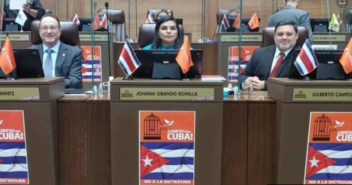Congreso costarricense condena al régimen de Cuba: Un país en democracia no puede permitirse el "apoyo a una dictadura"

Leer más: shrlnk.org/noticias/2023-… #CiberCuba #Cuba