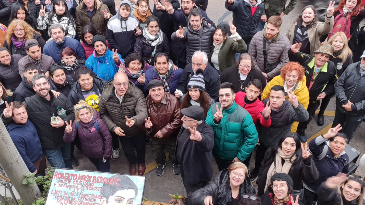 BerrozpeBncario's tweet photo. La Unidad Básica que lleva el nombre Roberto Jorge Berrozpe renovó el mural frente al lugar donde fue detenido desaparecido el 7/07/77, en Sarandí, por la Dictadura. Agradecemos las palabras  de Isabel Eckert, ex presa política, y del Secretario de DD.DD de la MDA, Claudio Yacoy. https://t.co/9tz3Rhgpvk