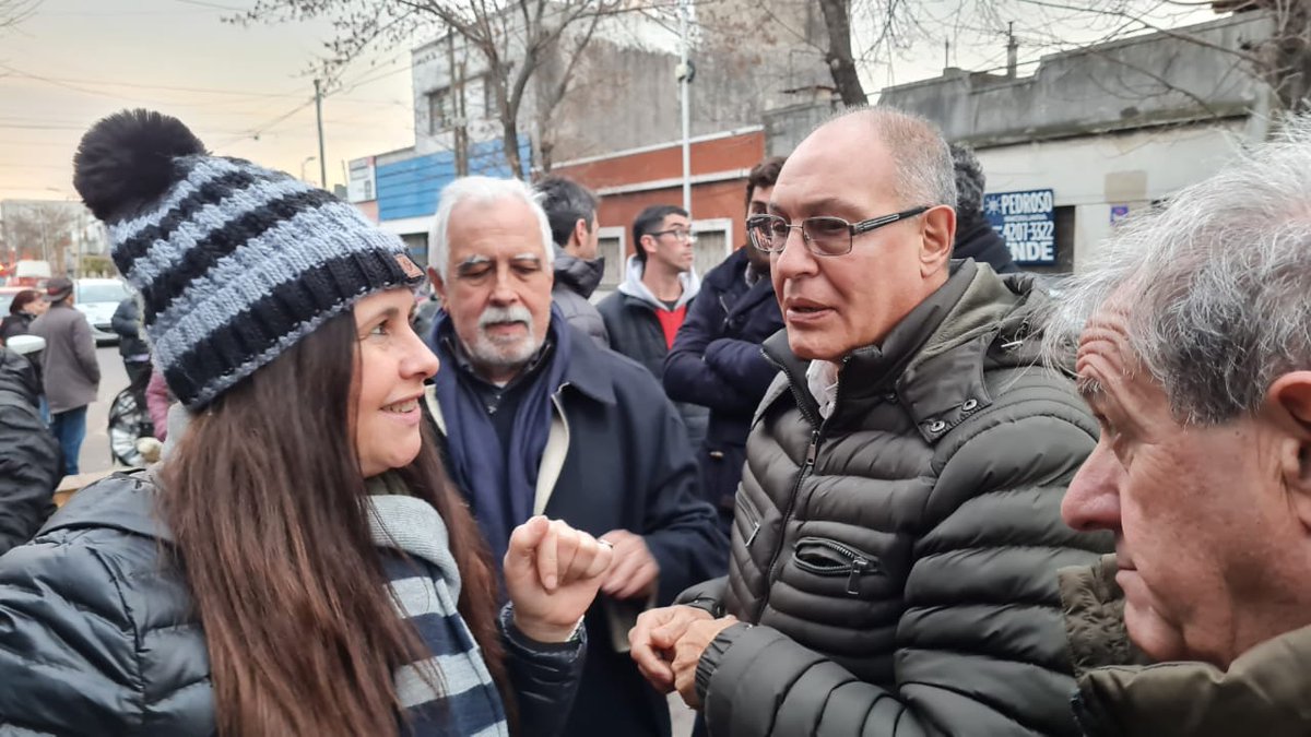 BerrozpeBncario's tweet photo. La Unidad Básica que lleva el nombre Roberto Jorge Berrozpe renovó el mural frente al lugar donde fue detenido desaparecido el 7/07/77, en Sarandí, por la Dictadura. Agradecemos las palabras  de Isabel Eckert, ex presa política, y del Secretario de DD.DD de la MDA, Claudio Yacoy. https://t.co/9tz3Rhgpvk