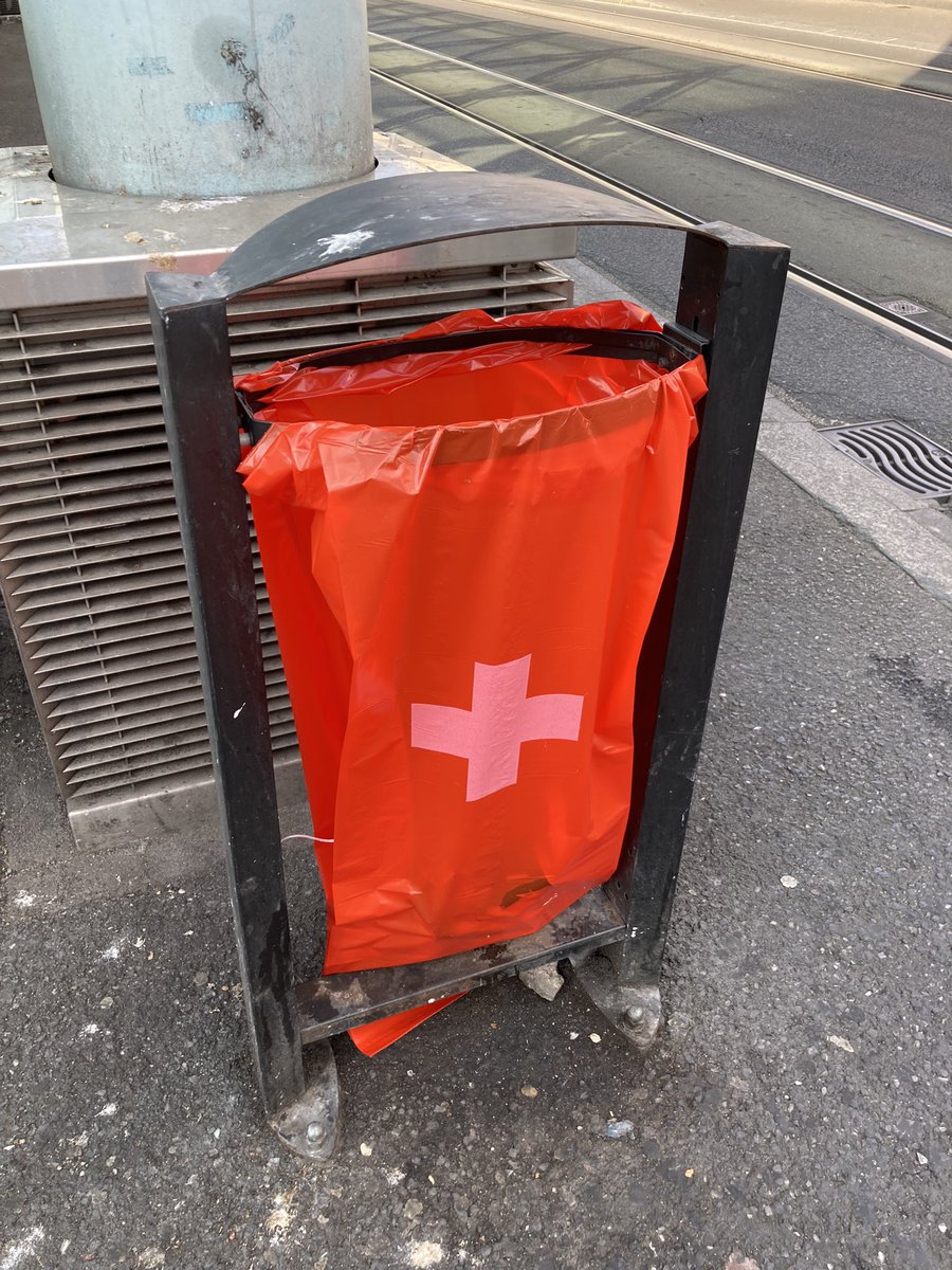 Mathias_Zahn's tweet photo. Vor dem Nationalfeiertag am 1.8. hat #Genf die Müllsäcke angepasst von gelb auf 🇨🇭 … 🇩🇪 Müllsäcke denkbar zum 3. Oktober? 🤔 @Weltspiegel_ARD https://t.co/aCHI4gMi8m