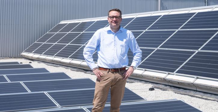 #Interview: Samuel Flückiger, Leiter Technologie und Innovation bei der <a href="/Rivella/">Rivella</a> Group. Im Hintergrund die neue PV-Anlage, welche die Getränkeherstellerin vor Kurzem in Rothrist in Betrieb genommen hat (€): energate-messenger.ch/news/234356/ri…