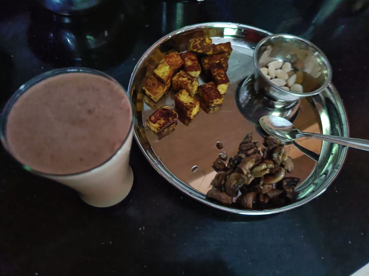 Dr_of_Lifestyle's tweet photo. Almost 80% clients are vegetarian..!! And they are into ketosis!! 

किटोसिस म्हणजे शरीर एनर्जी साठी कार्ब्ज सोडून फॅट वापरते त्या स्टेज ला किटोसिस म्हणतात. हे “लो-कार्ब” मध्ये होतं.
- (शेवटचा फोटो हा पनीर ईडल्यांचा आहे.)

So, it’s not about being vegetarian or non-vegetarian, it’s about how much you are serious about your health.! 

इच्छा तिथे मार्ग. 🙂
आणि जिथे इच्छा नाही तिथे कारणं..!

#lowcarb_is_magic