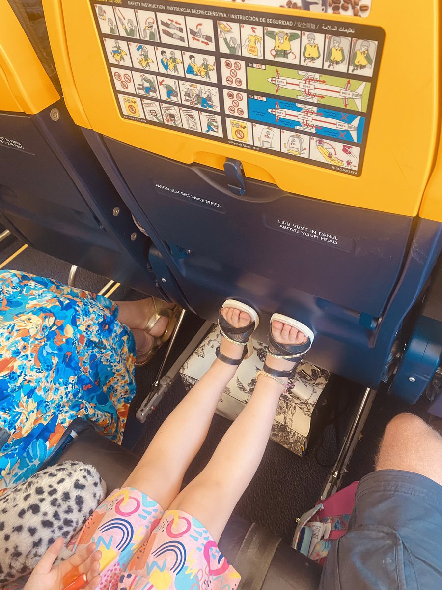 devvrox's tweet photo. @Ryanair fantastic leg room https://t.co/OOAGbBybBT