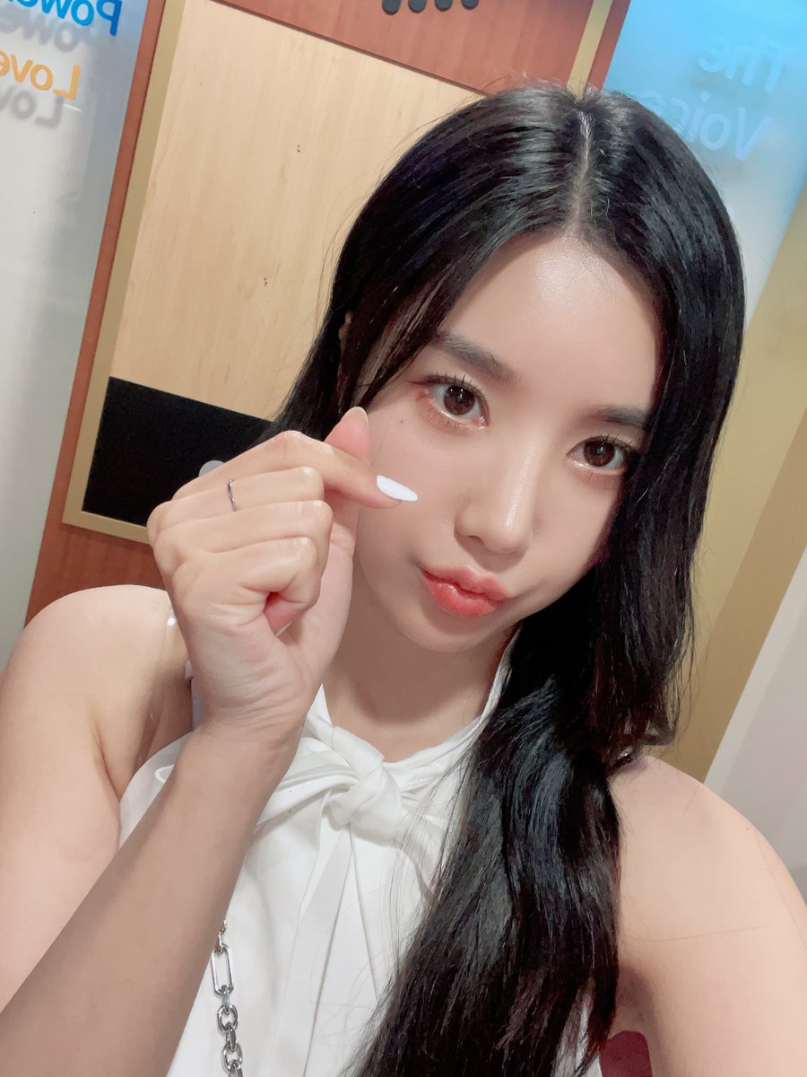 KWONEUNBI's tweet photo. [💡] #루비 여러분!
잠시 후 PM 8:00 SBS 파워FM #권은비의영스트리트
#은비 가 출연합니다.

소중한 주말 다들 잘 보내고 계신가요?🥰

일요일은 DJ 은비와 함께
힐링하며 한주를 마무리해요💝

#권은비 #KWONEUNBI
#영스트리트 https://t.co/6iMMfLuSvO