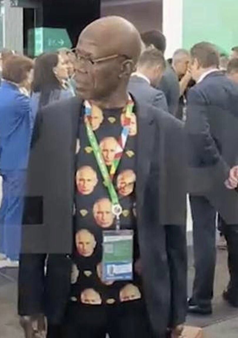 G_Yakovleff's tweet photo. Le sommet Russie-Afrique se termine aujourd’hui, en dehors de ventes exceptionnelles de T-Shirts, rien de significatif 👊🏻 https://t.co/nzxzkq0f6Q