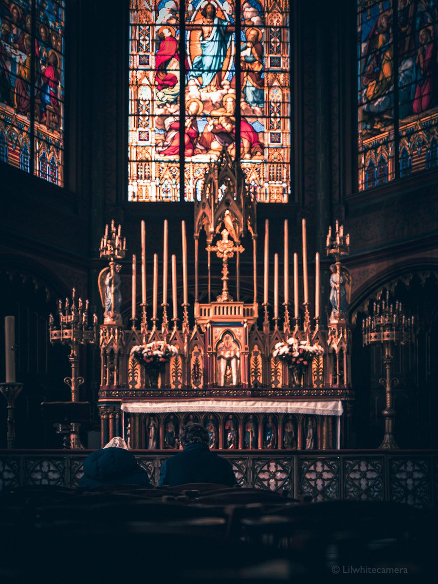 Lilwhitecamera's tweet photo. 📸 #LilPhotoFriday
L'ambiance dans les églises est toujours particulière entre la fumée des cierges la lumière et l'accoustique. En plus c'est compliqué d'être net sans trépied ! 😅
Pour la postprod j'ai testé des ambiances cinématographiques pour changer.
Qu'en pensez-vous ? 👀 https://t.co/TVNn67zyBu