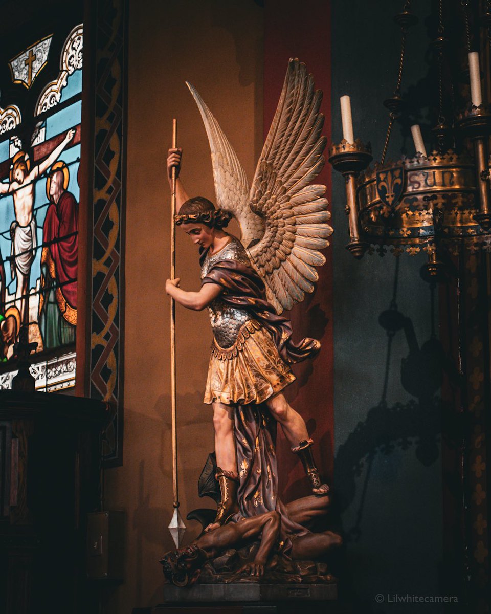 Lilwhitecamera's tweet photo. 📸 #LilPhotoFriday
L'ambiance dans les églises est toujours particulière entre la fumée des cierges la lumière et l'accoustique. En plus c'est compliqué d'être net sans trépied ! 😅
Pour la postprod j'ai testé des ambiances cinématographiques pour changer.
Qu'en pensez-vous ? 👀 https://t.co/TVNn67zyBu
