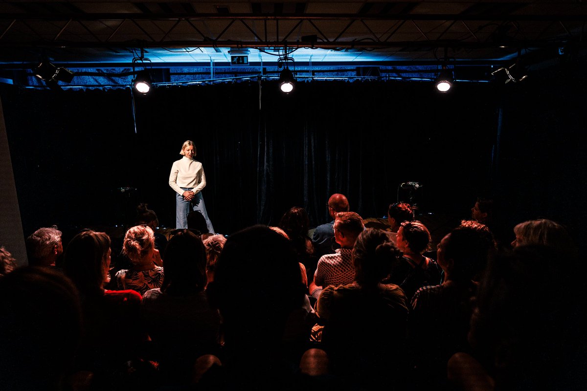 Herinner jij je dit nog? 🤔 Vorig jaar waren Anne en Lieke van der Vegt onderdeel van de routes op ons festival. 

Dit jaar keren ze terug! Op 2 en 3 september spelen de zusjes in De Bremer Stadsmuzikanten (6+), exclusief te zien op het Stadsfestival. 

📸 Christein van Hoffen