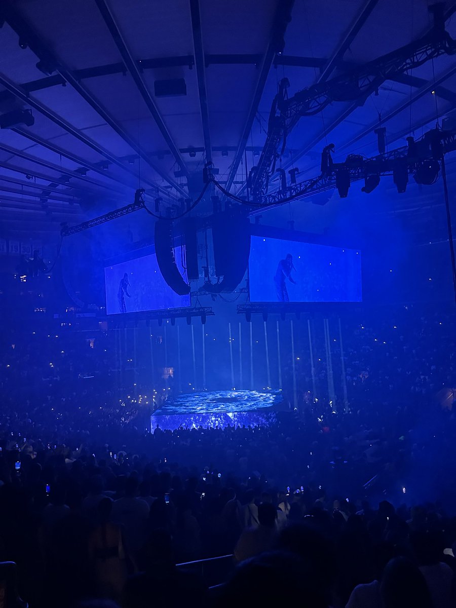 ItsJust_MAC's tweet photo. We missed him in Summer 6ixteen but we got to see the 🐐 at the Garden 🔥 https://t.co/jcaHpphpSl